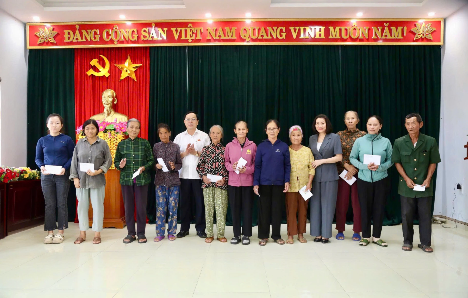 Đoàn đại biểu Quốc hội tỉnh trao quà cho người gặp hoàn cảnh khó khăn - Ảnh: M.Đ