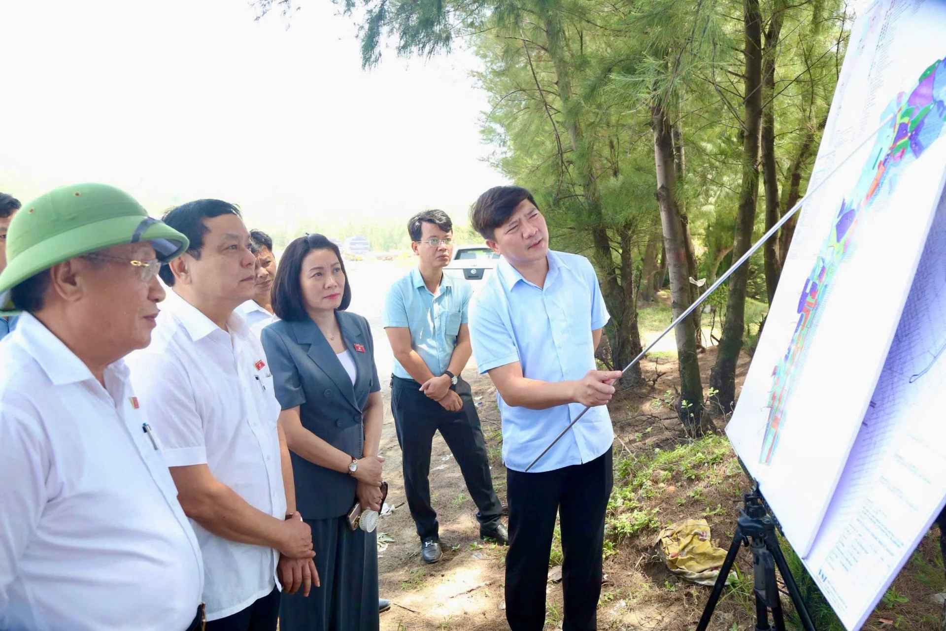 Đoàn đại biểu Quốc hội tỉnh tổ chức khảo sát thực tế và làm việc với BQL KKT tỉnh tại KKT Hòn La - Ảnh: M.Đ