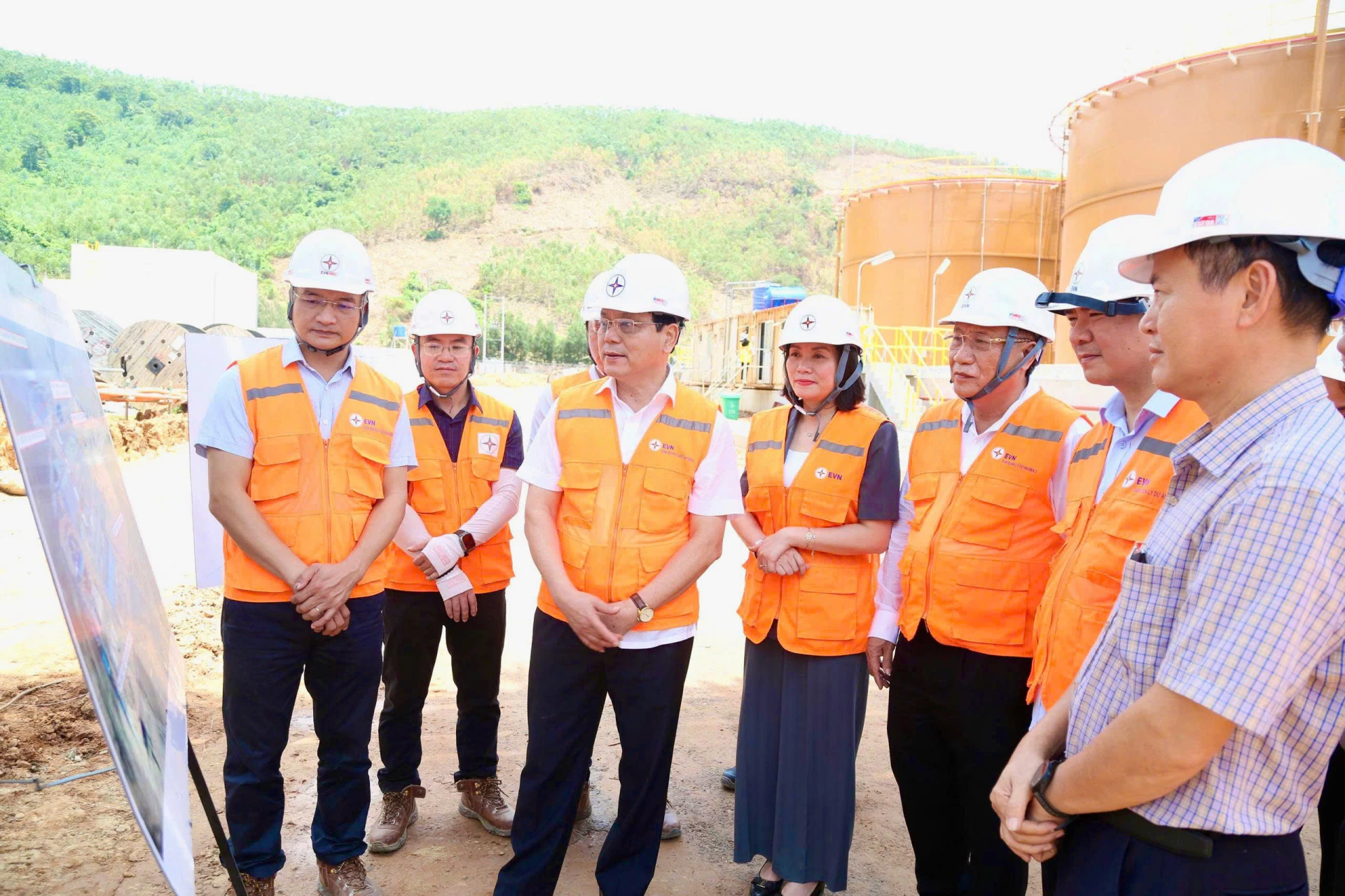 Phó trưởng đoàn chuyên trách phụ trách Đoàn đại biểu Quốc hội tỉnh Hoàng Đức Thắng mong muốn chủ đầu tư đẩy nhanh tiến độ thi công để sớm đưa các dự án đi vào hoạt động có hiệu quả, góp phần vào quan trọng vào sự phát triển chung của tỉnh Quảng Trị - Ảnh: M.Đ