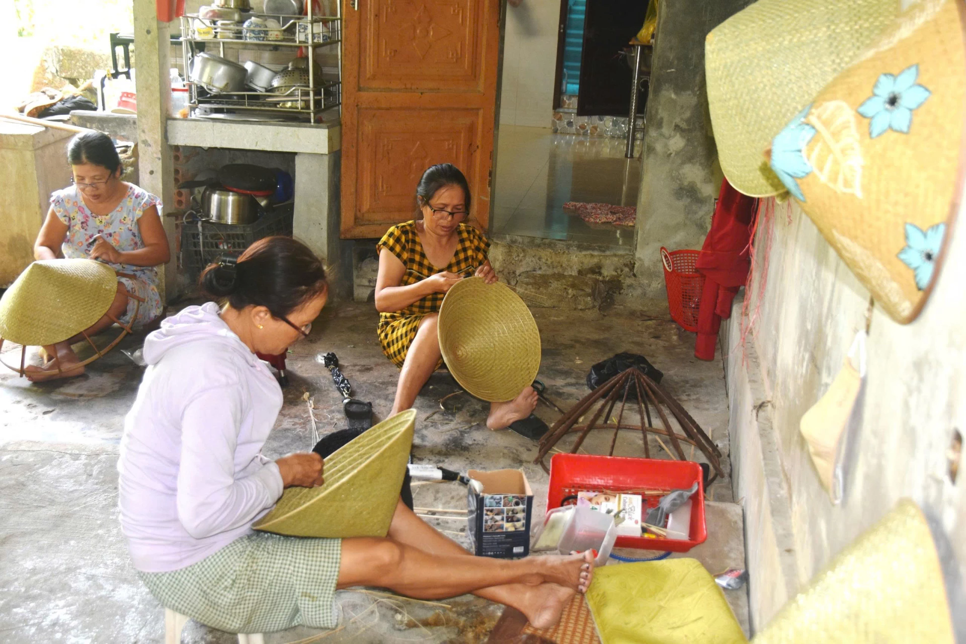 Nhiều người dân Văn Quỹ vẫn tâm huyết với nghề làm nón của cha ông - Ảnh: Đ.V