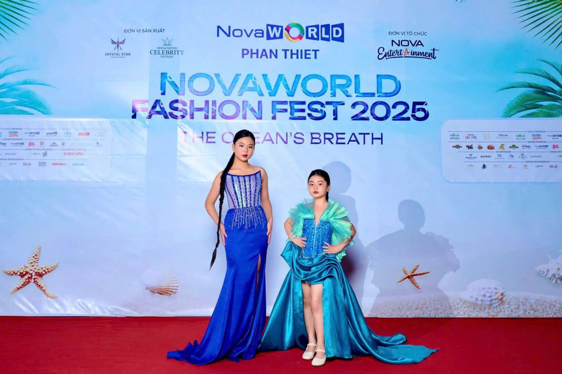 Hai chị em Hà Linh và Mai Khanh tại sự kiện thời trang NovaWorld Fashion Fest 2025 - Ảnh: NVCC 