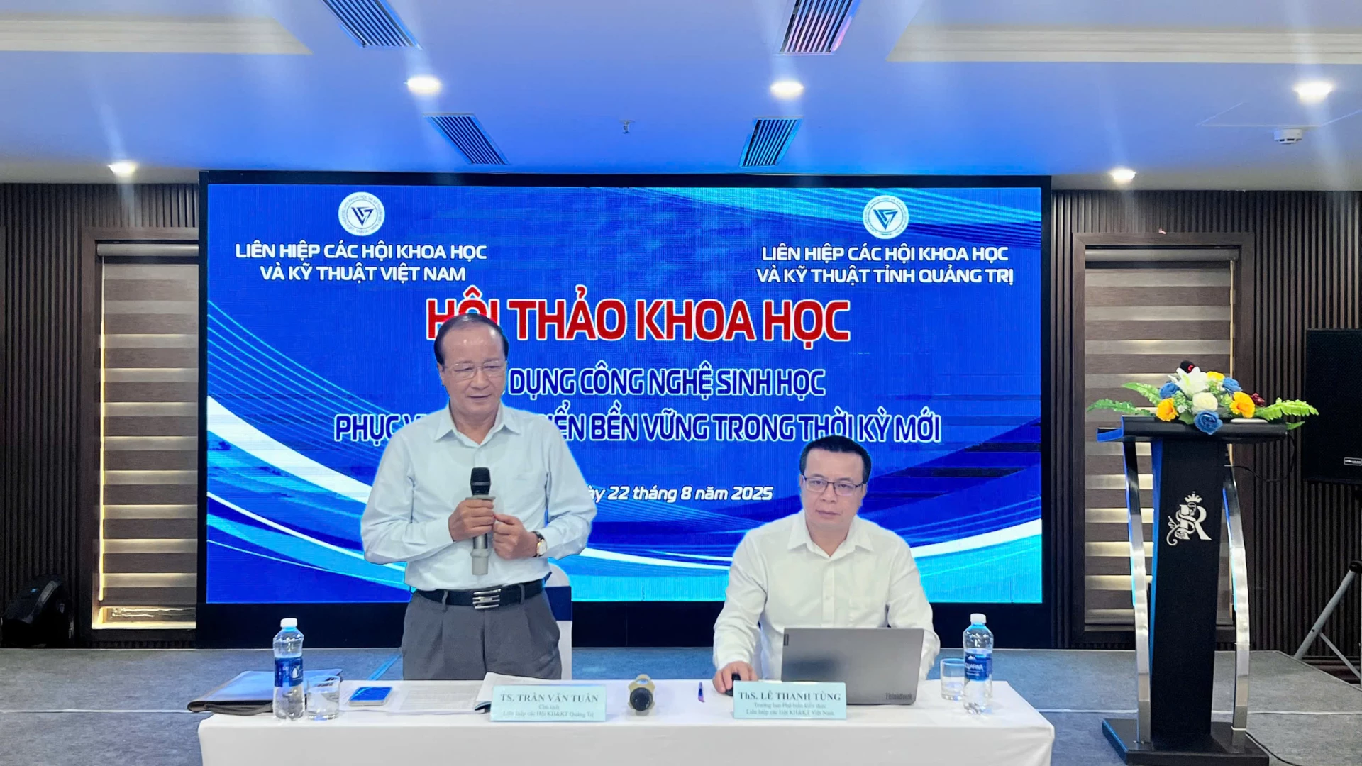 TS. Trần Văn Tuân - Chủ tịch Liên hiệp Hội tỉnh Quảng Trị phát biểu tại Hội thảo