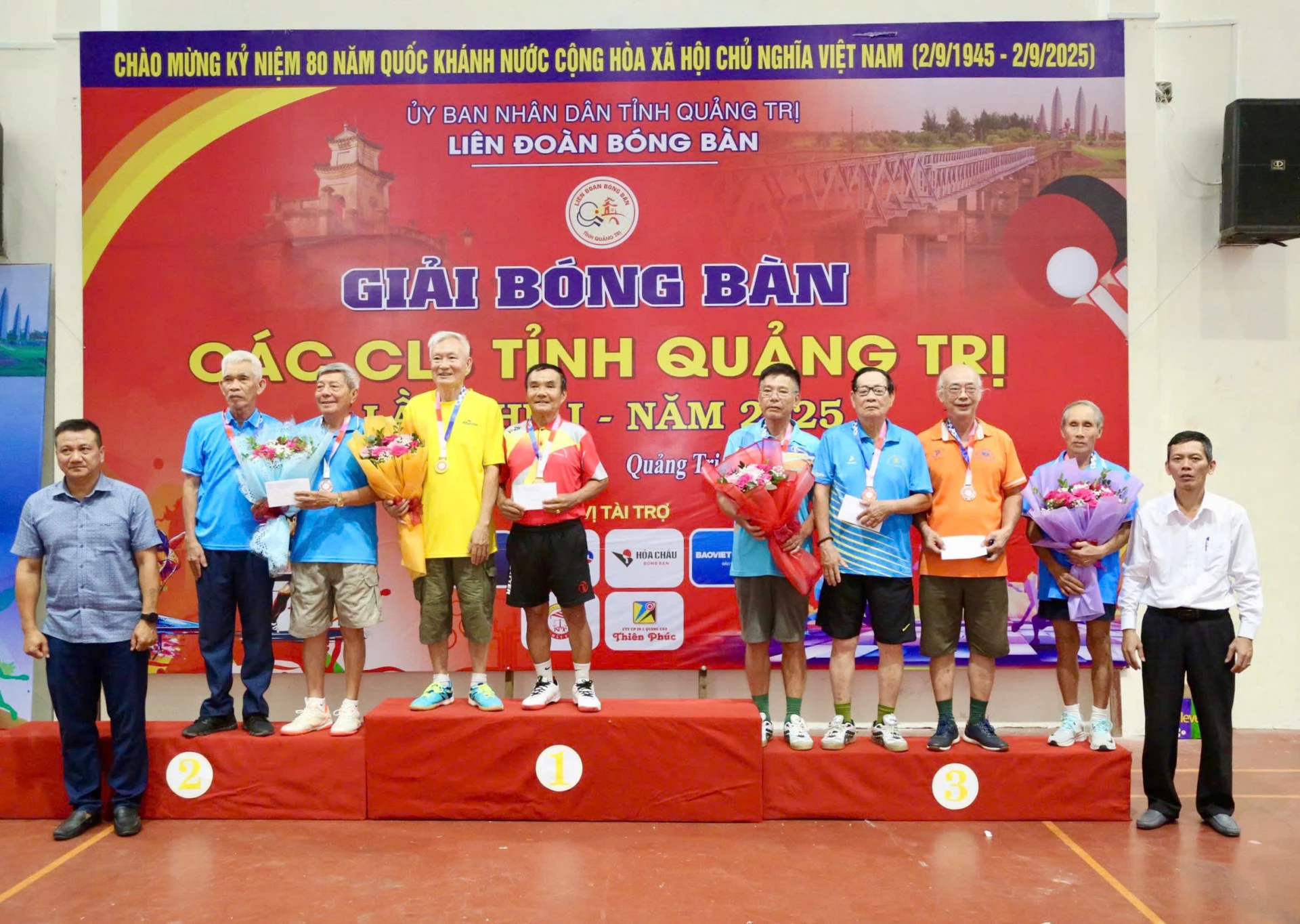 Trao huy chương cho các VĐV cao tuổi đoạt thành tích cao - Ảnh: M.Đ