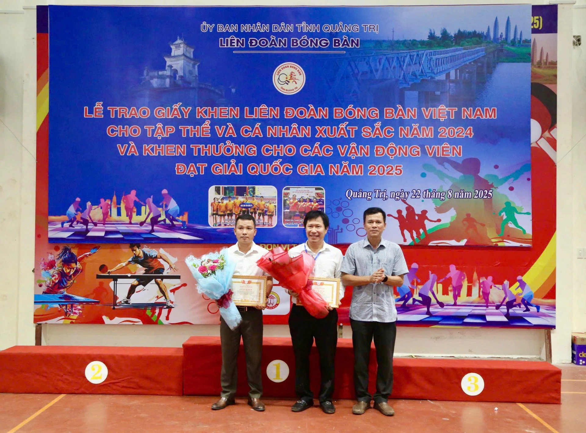 khen thưởng cho 1 tập thể và 1 cá nhân của Trung tâm đào tạo huấn luyện bóng bàn tỉnh - Ảnh: M.Đ