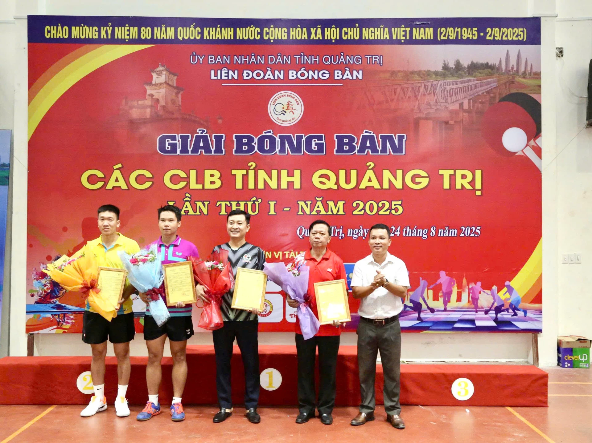 Liên đoàn Bóng bàn tỉnh trao giấy công nhận cho các CLB bóng bàn - Ảnh: M.Đ