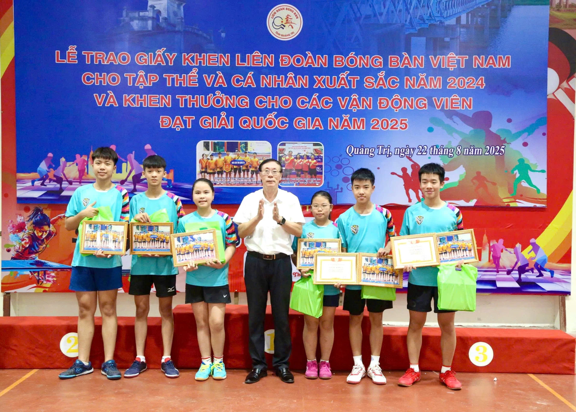 Khen thưởng cho các VĐV thi đấu đoạt thành tích cao ở các giải bóng bàn quốc gia - Ảnh: M.Đ