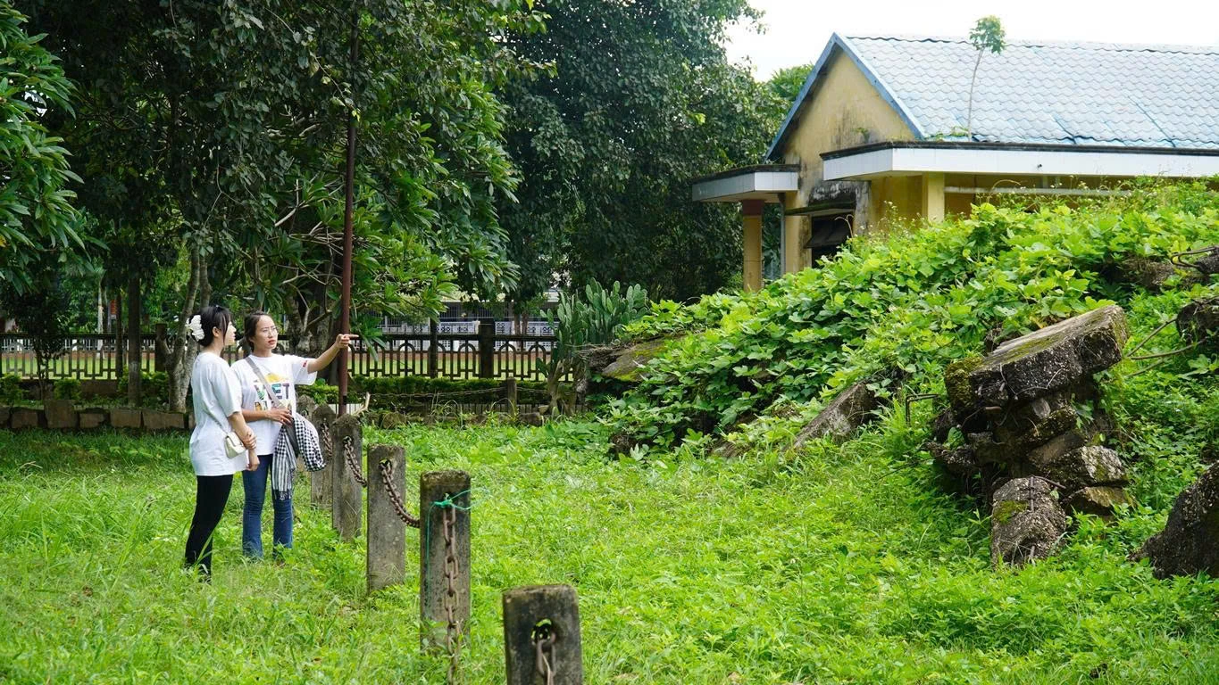 Di tích quốc gia Nhà tù Lao Bảo thu hút sự quan tâm của nhiều bạn trẻ - Ảnh: T.T