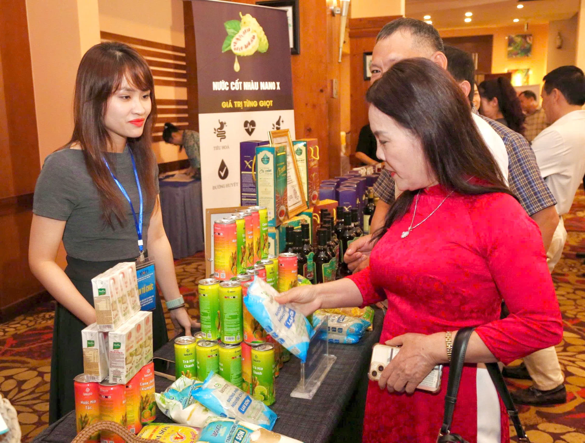 Các đại biểu tham quan gian hàng trưng bày sản phẩm, hàng hóa của tỉnh Thanh Hóa và Quảng Trị - Ảnh: M.Đ