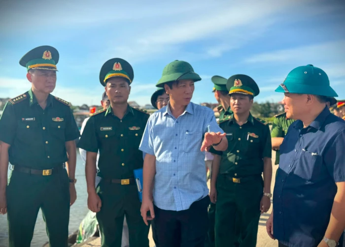 Phó Chủ tịch Thường trực UBND tỉnh Hoàng Nam kiểm tra công tác phòng chống bão số 5