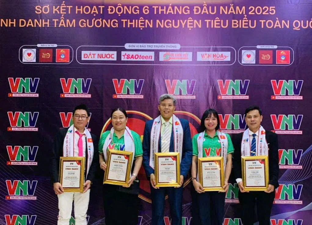 Anh Trần Hữu Quế (giữa) được Cộng đồng Tình nguyện Việt Nam vinh danh là tấm gương thiện nguyện tiêu biểu toàn quốc -Ảnh: T.T