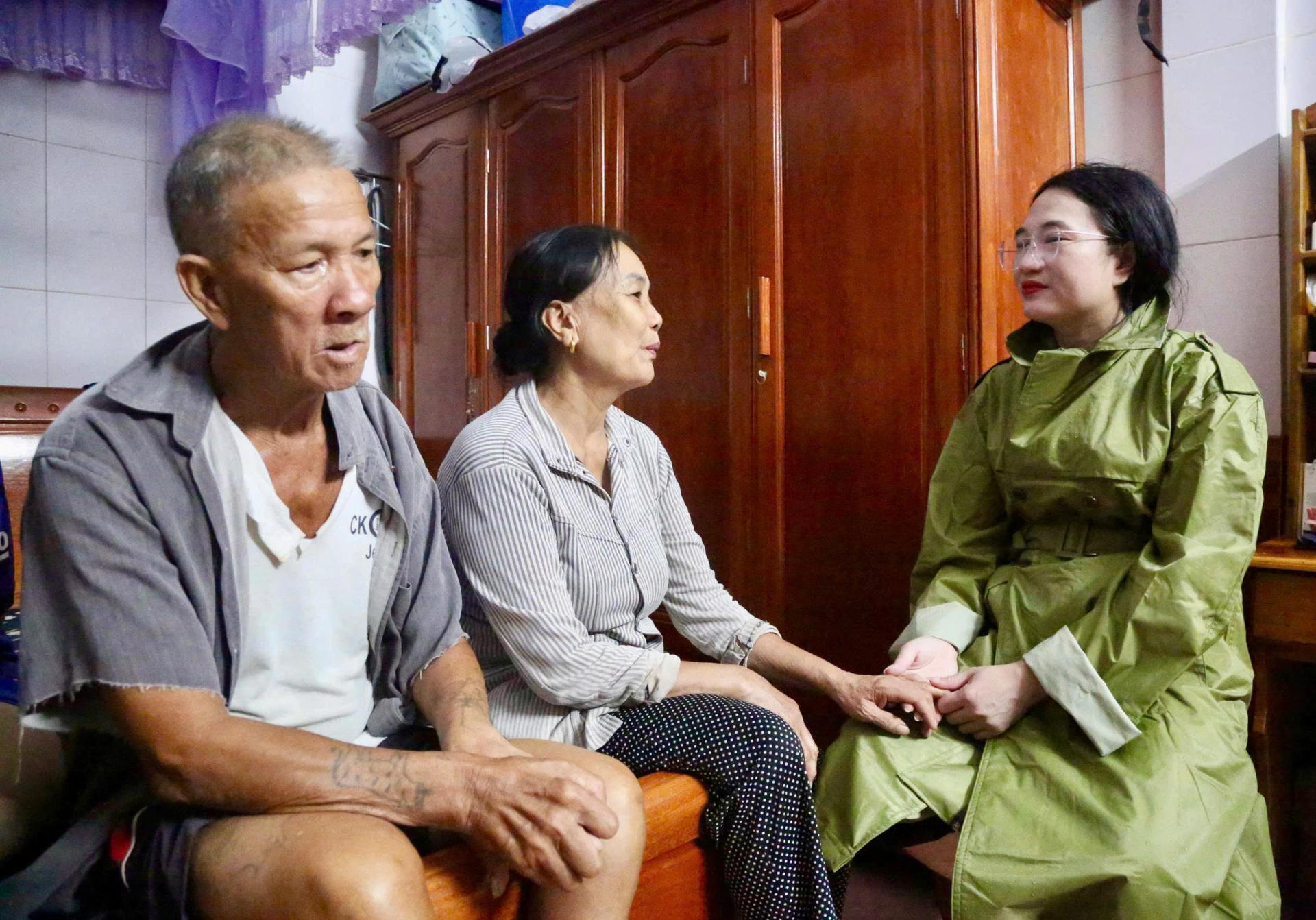 Lãnh đạo phường Bắc Gianh thăm hỏi và động viên người dân đi chuyển tới nơi an toàn - Ảnh: M.Đ