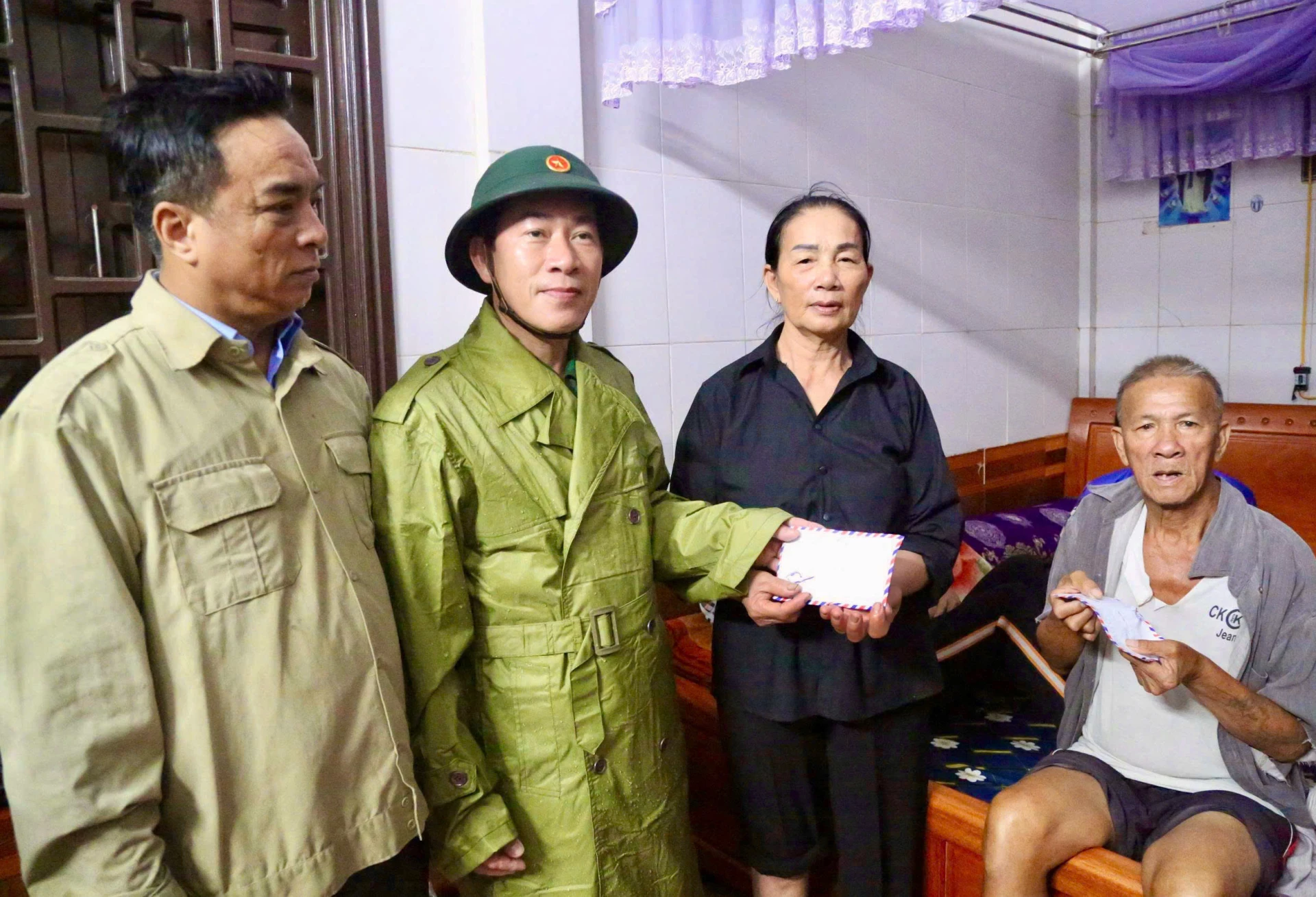 Đồn Biên phòng cửa khẩu cảng Gianh tặng quà và động viên người dân - Ảnh: M.Đ