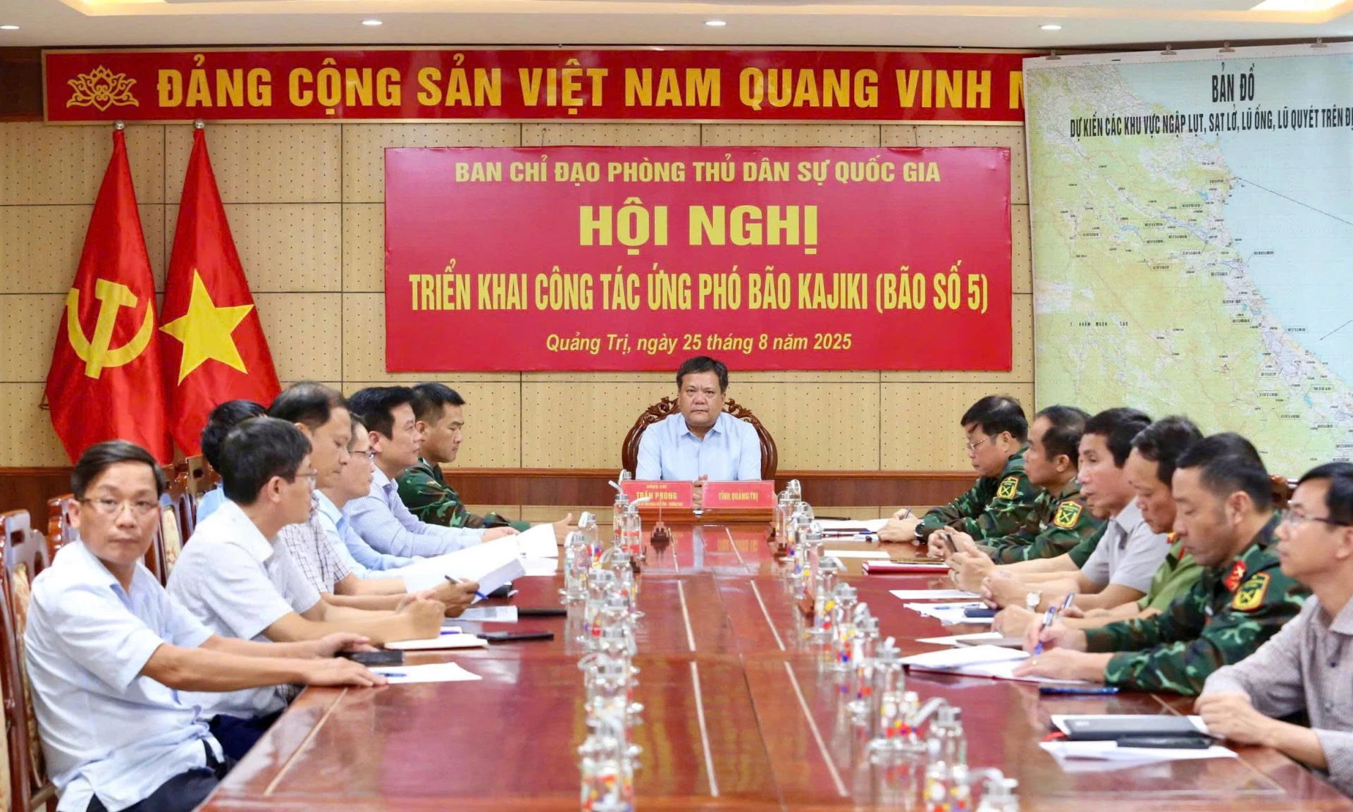 Chủ tịch UBND tỉnh Trần Phong dự cuộc họp tại điểm cầu tỉnh Quảng Trị - Ảnh: Minh Đức