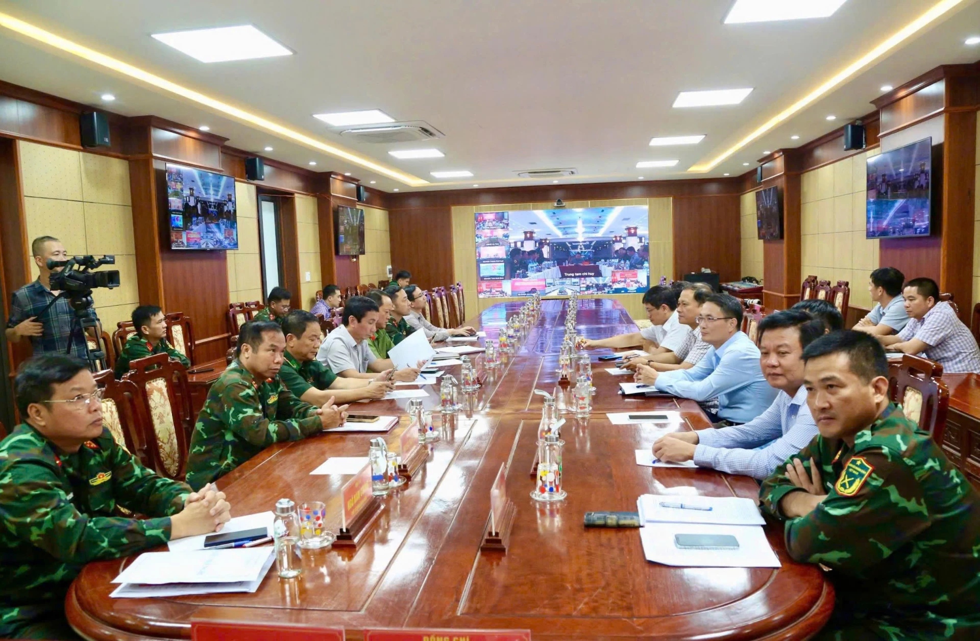 Các đại biểu tại điểm cầu Quảng Trị nghe ý kiến chỉ đạo của Phó Thủ tướng Chính phủ Trần Hồng Hà - Ảnh: Minh Đức