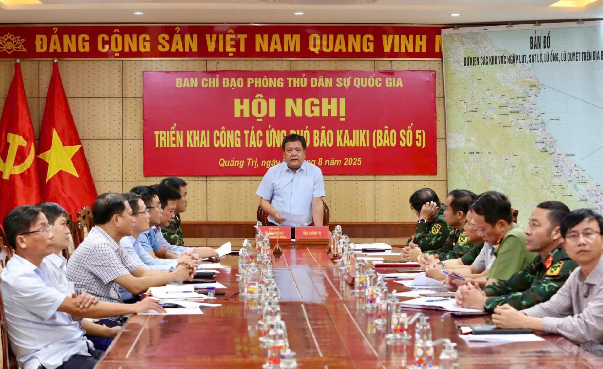 Chủ tịch UBND tỉnh Trần Phong báo cáo nhanh công tác ứng phó với bão số 5 tại cuộc họp - Ảnh: Minh Đức