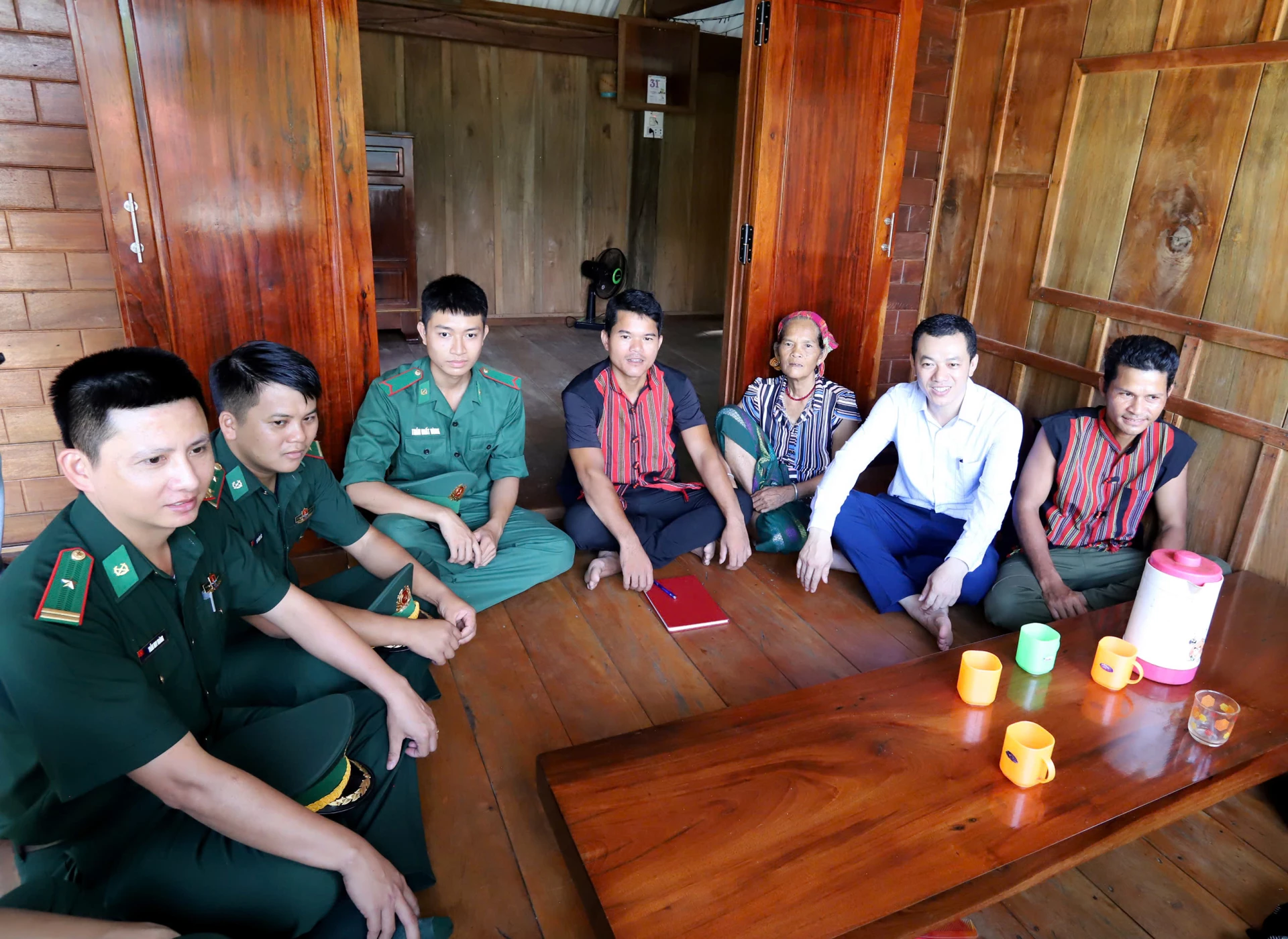 Anh Hồ Văn Kiu (thứ 4 từ trái sang) cùng với Bộ đội Biên phòng và chính quyền xã Trường Sơn vận động đồng bào thực hiện các phong trào thi đua - Ảnh: T.Long