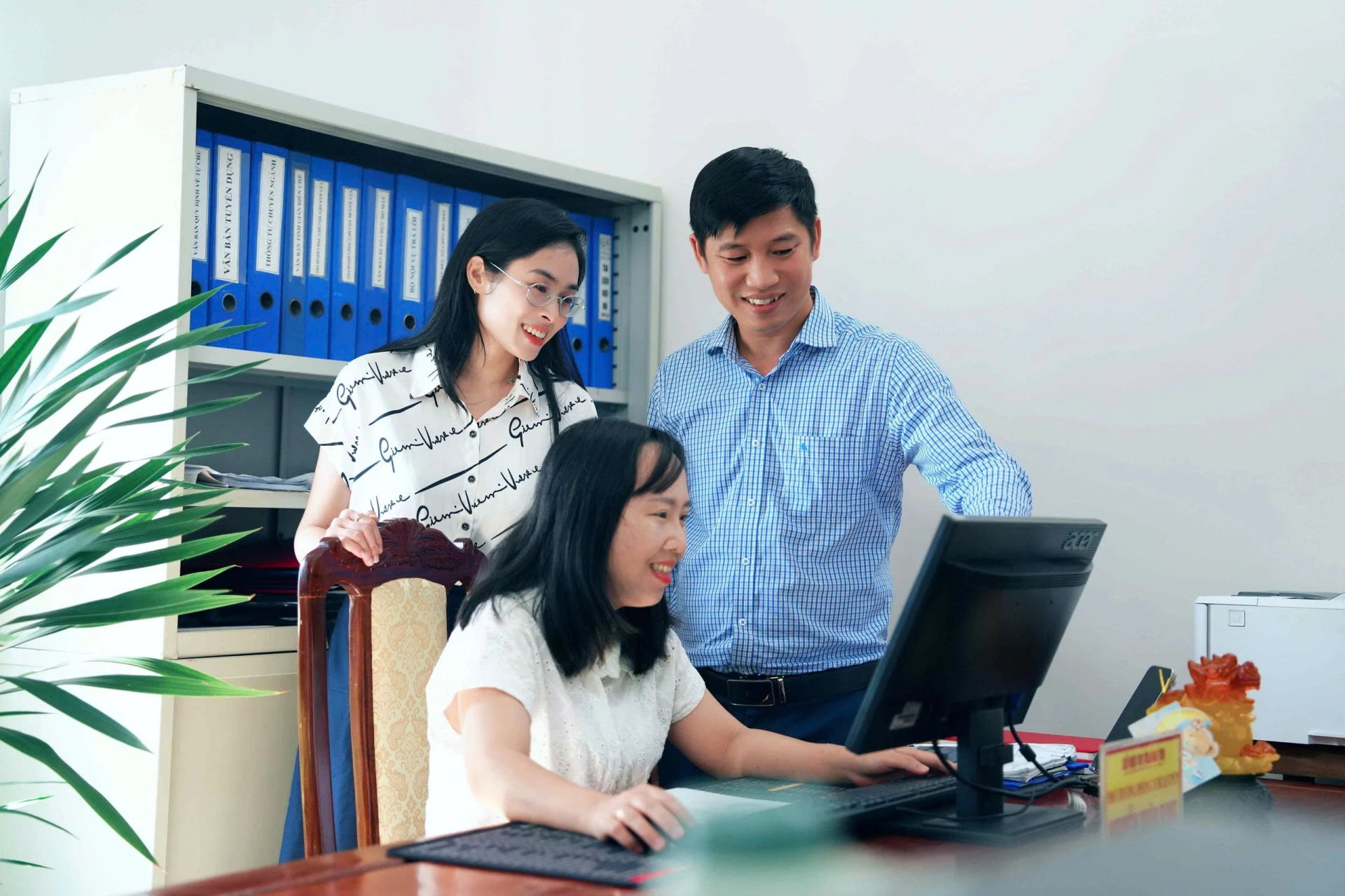 Cán bộ, công chức, viên chức Sở Nội vụ trao đổi kinh nghiệm công tác, hỗ trợ nhau hoàn thành tốt nhiệm vụ -Ảnh: Q.H 