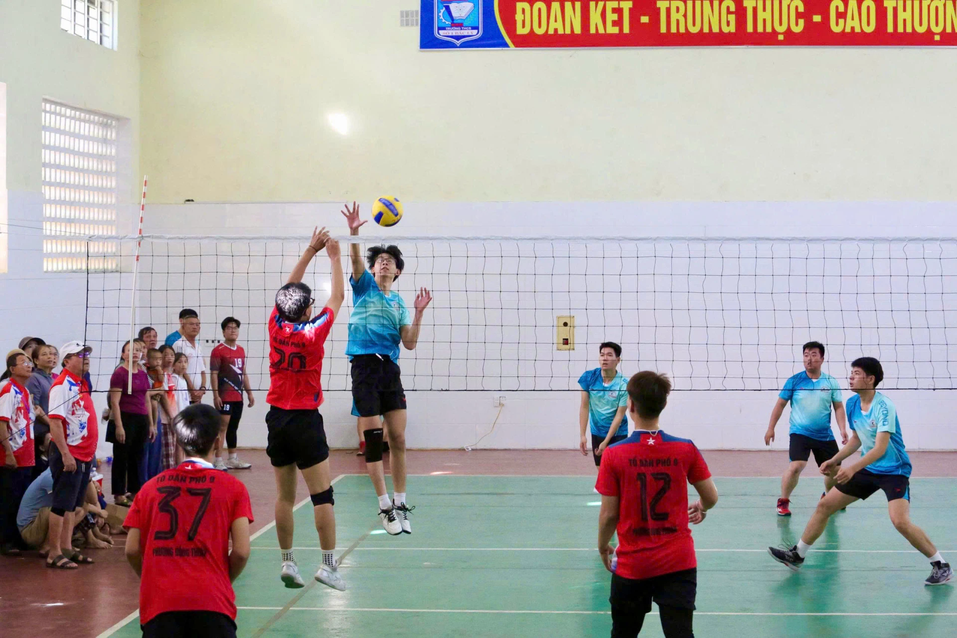 Các đội bóng thi đấu hết mình, cống hiến cho người xem nhiều pha bóng đẹp mắt - Ảnh: M.Đ