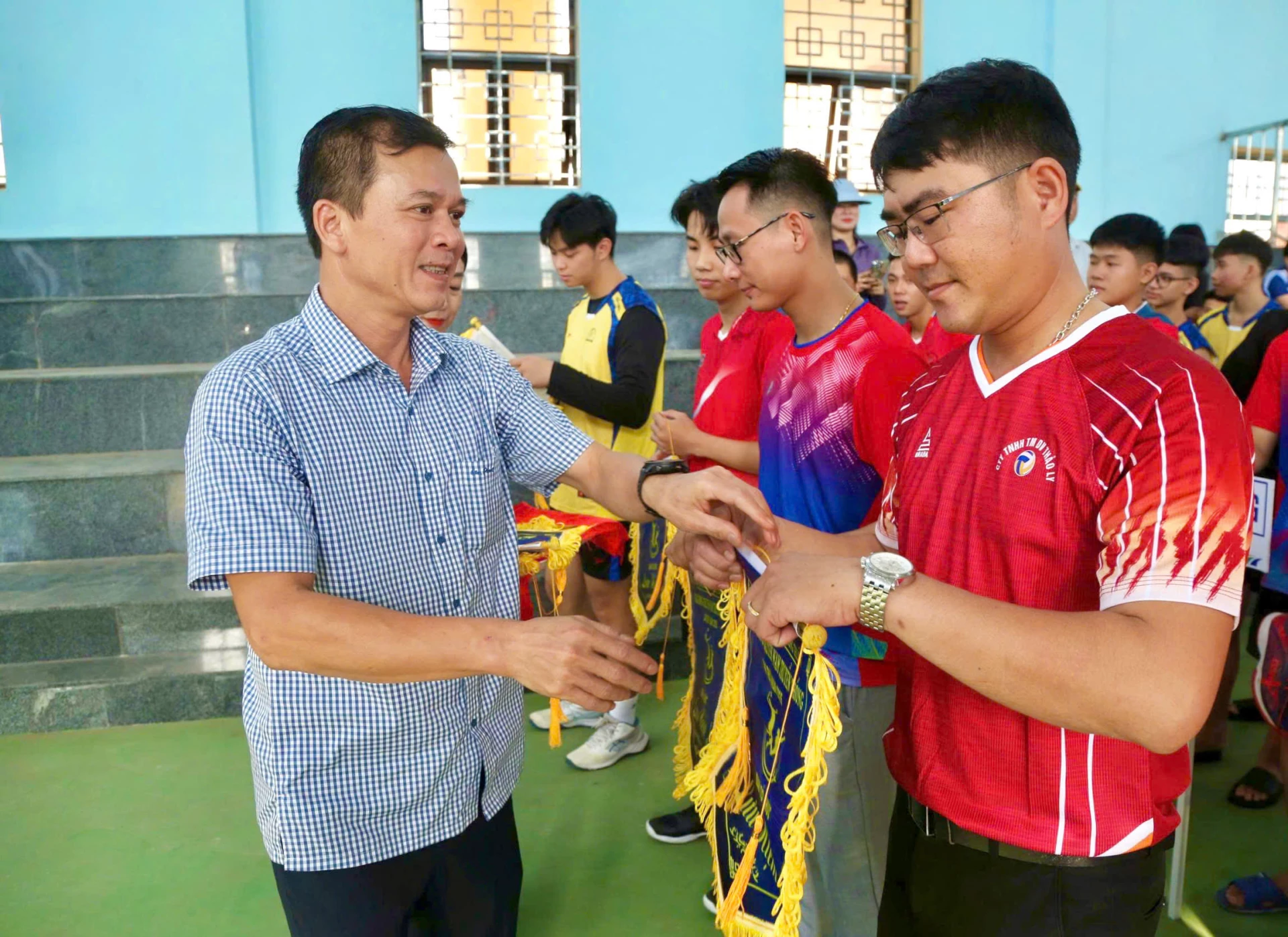 Lãnh đạo Sở Văn hóa, Thể thao và Du lịch trao cờ lưu niệm cho các đội bóng - Ảnh: M.Đ