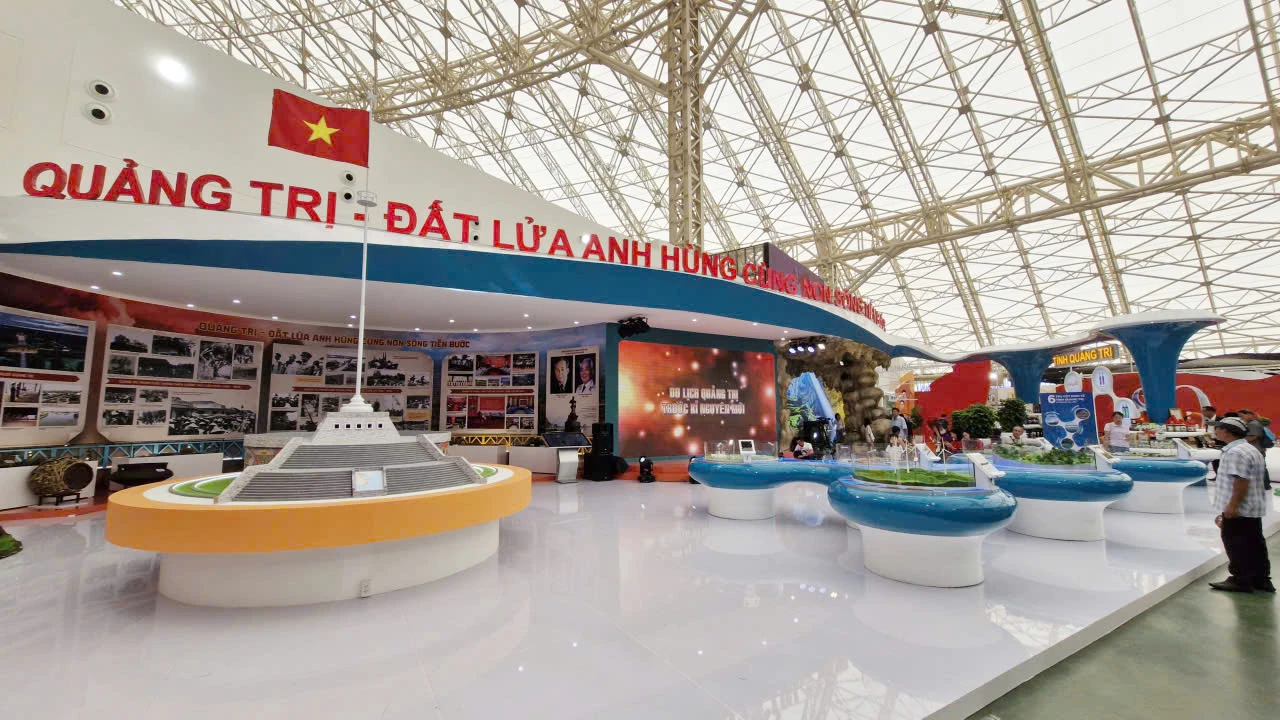 <p style="text-align: left;">Với chủ đề "Quảng Trị-đất lửa anh hùng cùng non sông tiến bước", không gian triển lãm là dịp để giới thiệu những thành tựu nổi bật trên các lĩnh vực kinh tế, văn hóa-xã hội, quốc phòng-an ninh; đồng thời tôn vinh giá trị lịch sử, truyền thống cách mạng và bản sắc văn hóa đặc sắc của mảnh đất và con người Quảng Trị anh hùng.</p><div><table align="center" class="image center cke_show_border"><tbody><tr><td><img alt="fgc" hideclass="" data-cke-saved-src="/file/2c97e081942a2a4401942a2ce33c0003/082025/dsc09357_20250828174628.jpg" src="/file/2c97e081942a2a4401942a2ce33c0003/082025/dsc09357_20250828174628.jpg" style="float: center"></td></tr><tr><td class="desc" style="text-align:center">Phó Bí thư Tỉnh ủy, Chủ tịch UBND tỉnh Trần Phong thăm không gian triển lãm của tỉnh Quảng Trị tại thủ đô Hà Nội.</td></tr></tbody></table></div><div><table align="center" class="image center cke_show_border"><tbody><tr><td><img alt="" hideclass="" data-cke-saved-src="/file/2c97e081942a2a4401942a2ce33c0003/082025/z6954200012098_b2b2beee754f8f62e5c72bea36340636_20250828174347.jpg" src="/file/2c97e081942a2a4401942a2ce33c0003/082025/z6954200012098_b2b2beee754f8f62e5c72bea36340636_20250828174347.jpg" style="float: center"></td></tr><tr><td class="desc" style="text-align:center"><br></td></tr></tbody></table></div>
