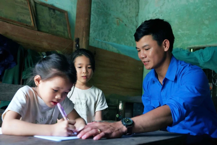 “Anh, chị nuôi” nâng bước em thơ đến trường