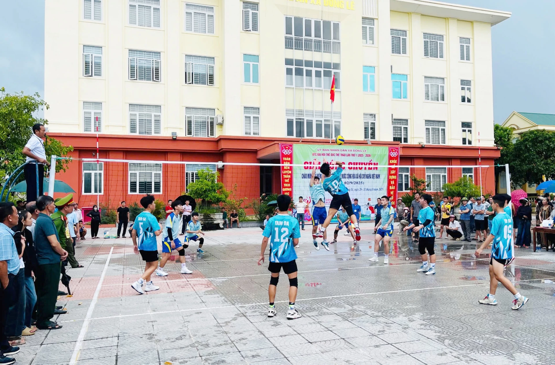 Một trận đấu bóng chuyền tại xã Đồng Lê diễn ra sôi động.