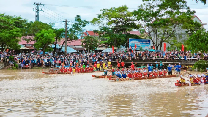 Lễ hội bơi thuyền truyền thống trên sông Cẩm Lý