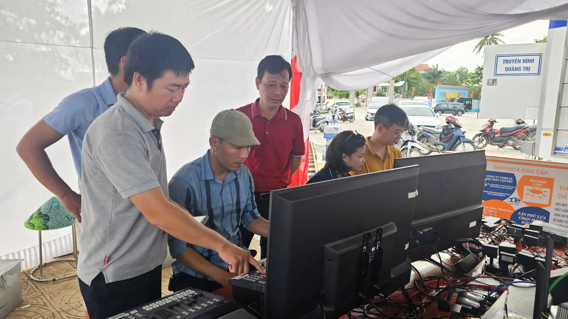 Báo và phát thanh truyền hình Quảng Trị khẩn trương hoàn thiện các khâu cuối cùng cho việc tường thuật trực tiếp Lễ hội đua, bơi thuyền truyền thống trên sông Kiến Giang năm 2025