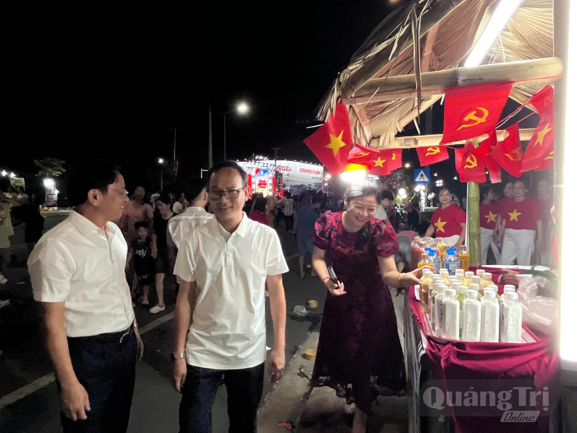 Hơn 100 gian hàng ẩm thực, sản phẩm OCOP được bố trí phục vụ người dân, du khách - Ảnh: LO 