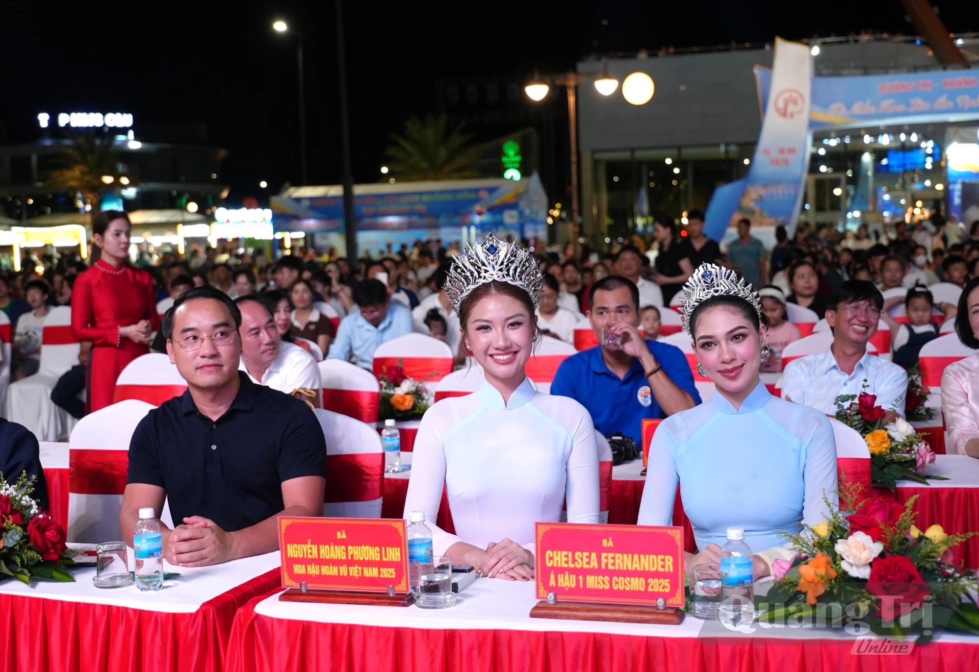 Các đại biểu tham dự lễ khai mạc - Ảnh: T.Đ