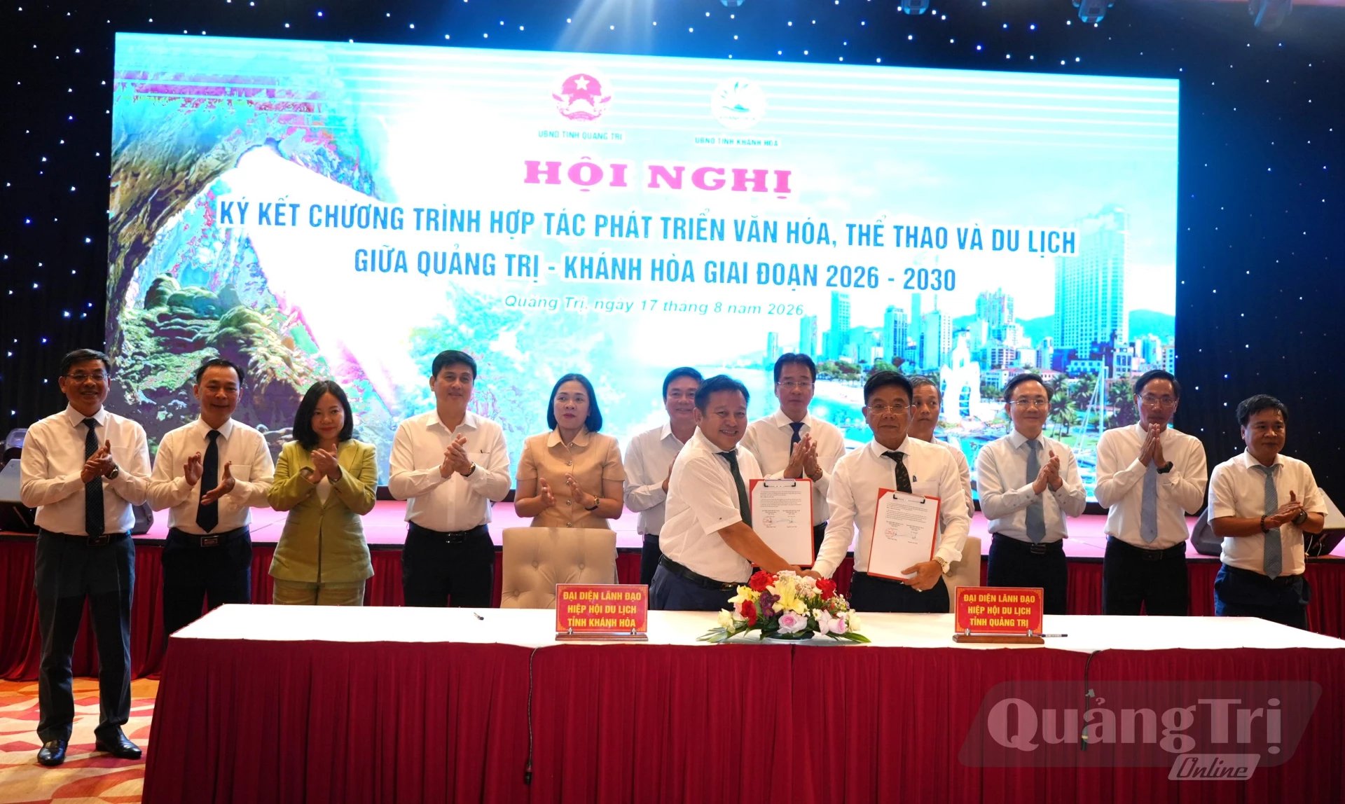 Hiệp hội Du lịch Khánh Hòa và Hiệp hội Du lịch Quảng Trị ký kết biên bản hợp tác - Ảnh: T.Đ