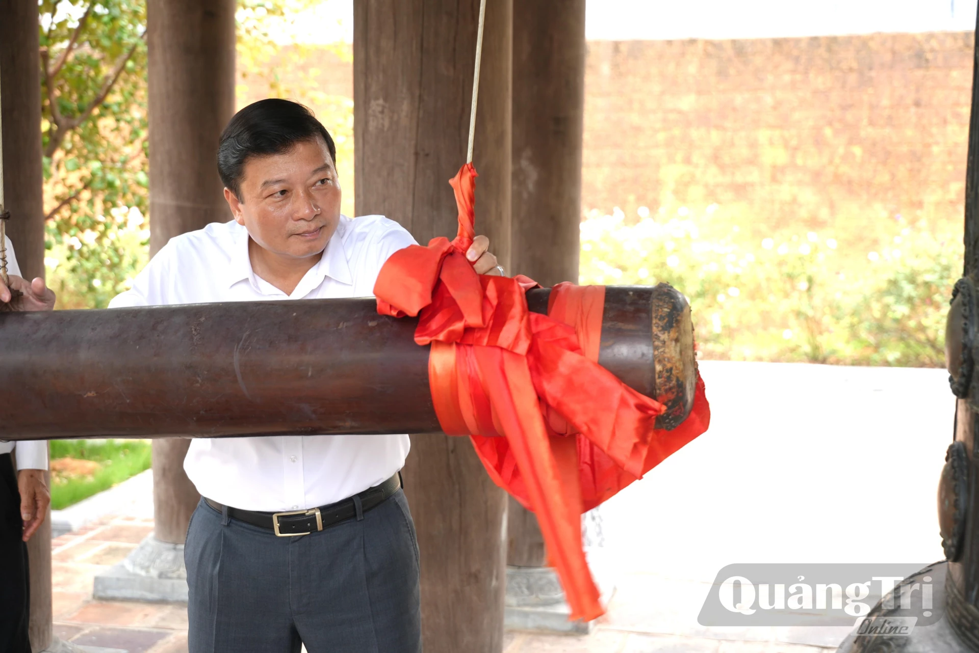 Đồng chí Lê Hồng Vinh, Chủ tịch UBND tỉnh thực hiện nghi thức thỉnh chuông tại Đền Chung Sơn - Đền thờ gia tiên Chủ tịch Hồ Chí Minh - Ảnh: T.Đ