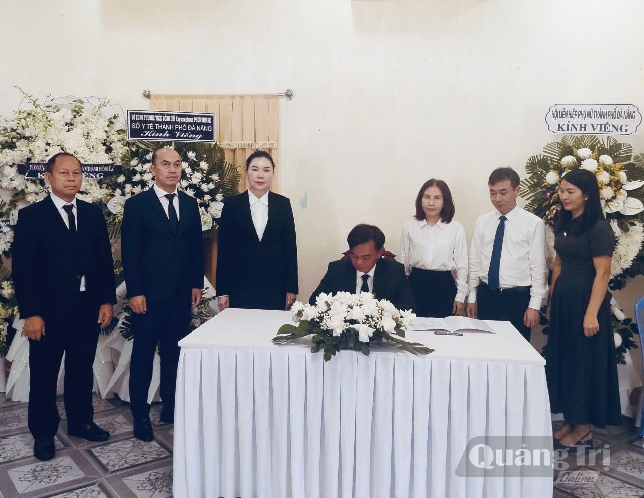 Đồng chí Nguyễn Chiến Thắng, Phó Bí thư Tỉnh ủy, Chủ tịch Ủy ban MTTQ Việt Nam tỉnh ghi sổ tang