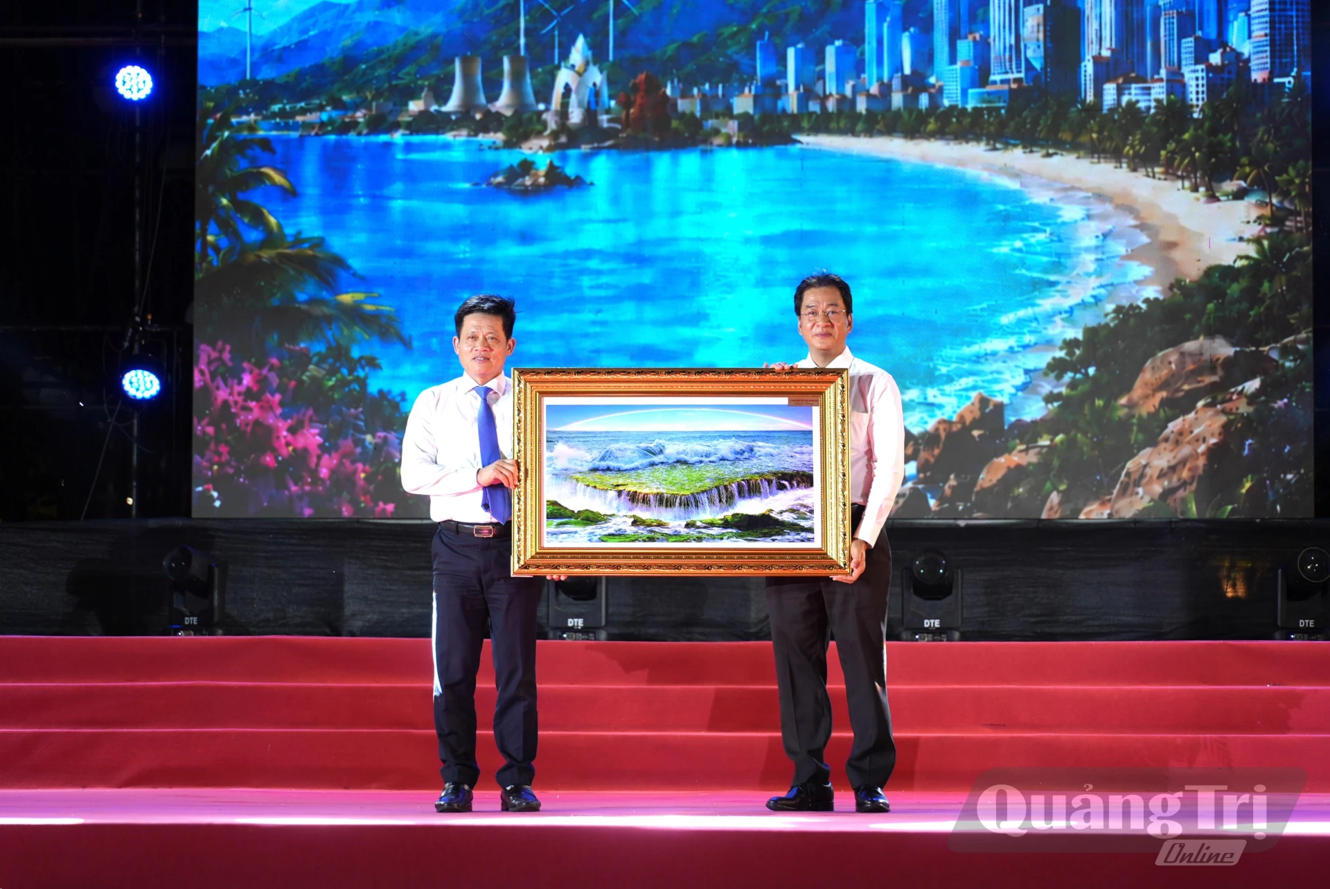 Đồng chí Nguyễn Long Biên, Phó Chủ tịch Thường trực UBND tỉnh Khánh Hòa trao tặng bức tranh cho đồng chí Lê Văn Bảo, Phó Chủ tịch UBND tỉnh Quảng Trị - Ảnh: T.Đ