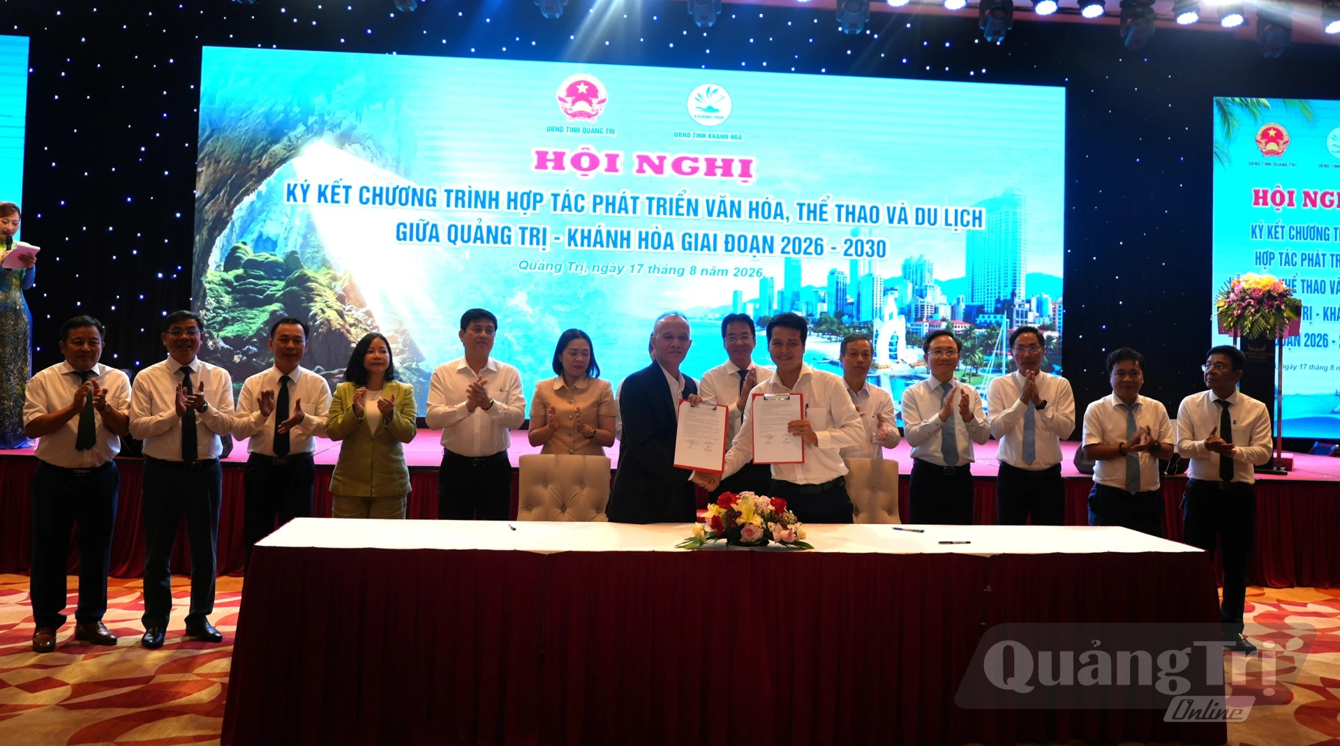 Công ty Cổ phần Du lịch Vietravel chi nhánh Khánh Hòa và Công ty TNHH Oxalis ( Quảng Trị) ký kết biên bản hợp tác - Ảnh: T.Đ