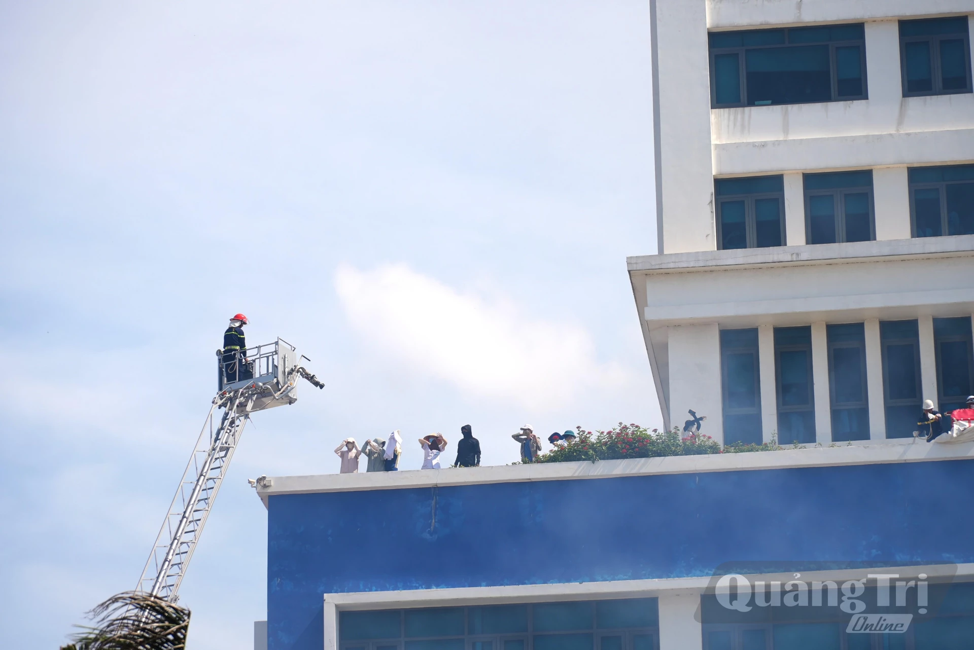 Xe thang chuyên dụng được huy động để cứu nạn, cứu hộ người ở tầng cao - Ảnh: T.Đ