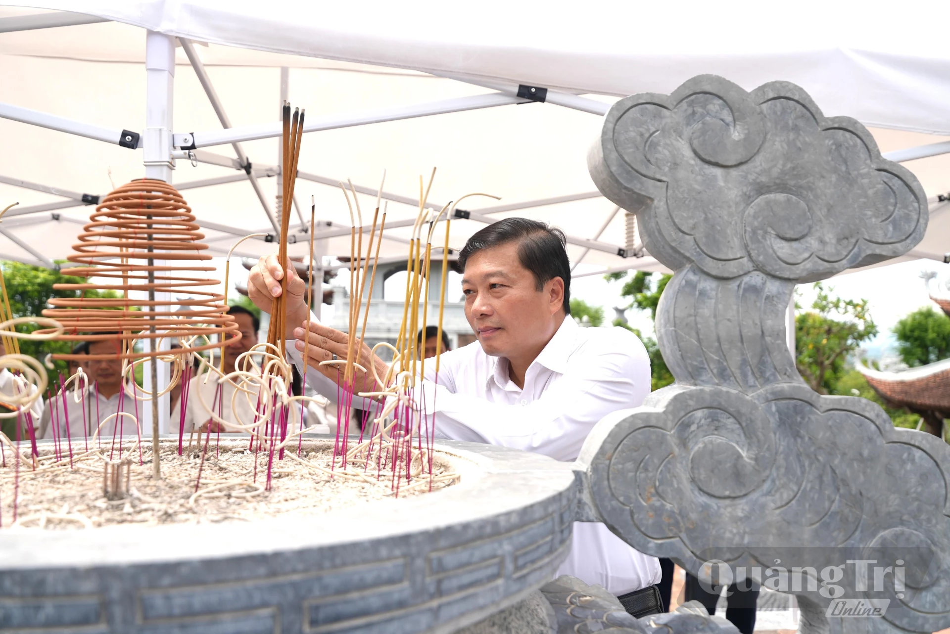 Đồng chí Lê Hồng Vinh, Chủ tịch UBND tỉnh dâng hương tại Đền Chung Sơn - Đền thờ gia tiên Chủ tịch Hồ Chí Minh - Ảnh: T.Đ