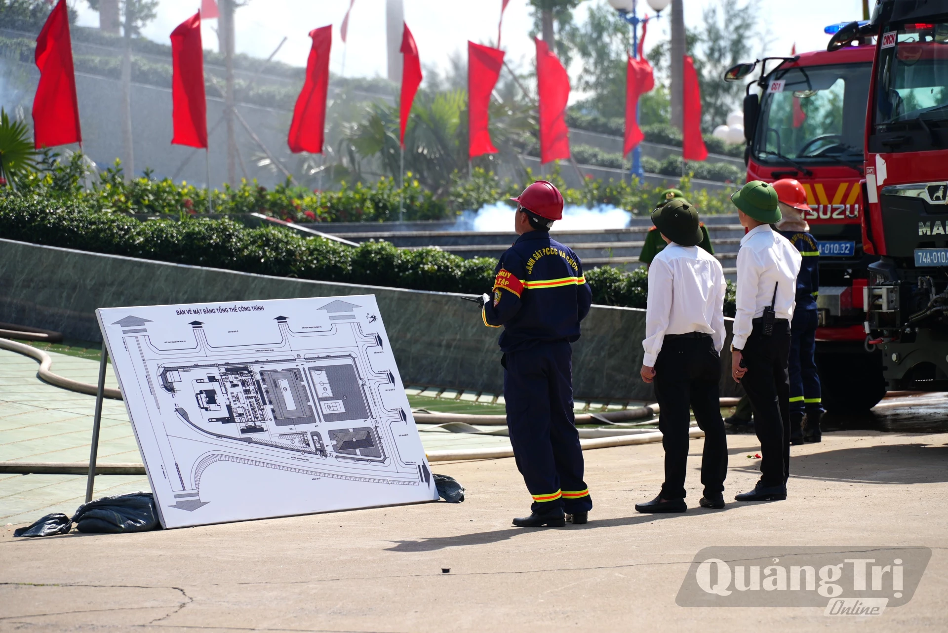 Lực lượng chỉ huy dựa vào bản vẽ tổng thể công trình để chỉ huy, điều hành công tác chữa cháy và cứu nạn, cứu hộ - Ảnh: T.Đ