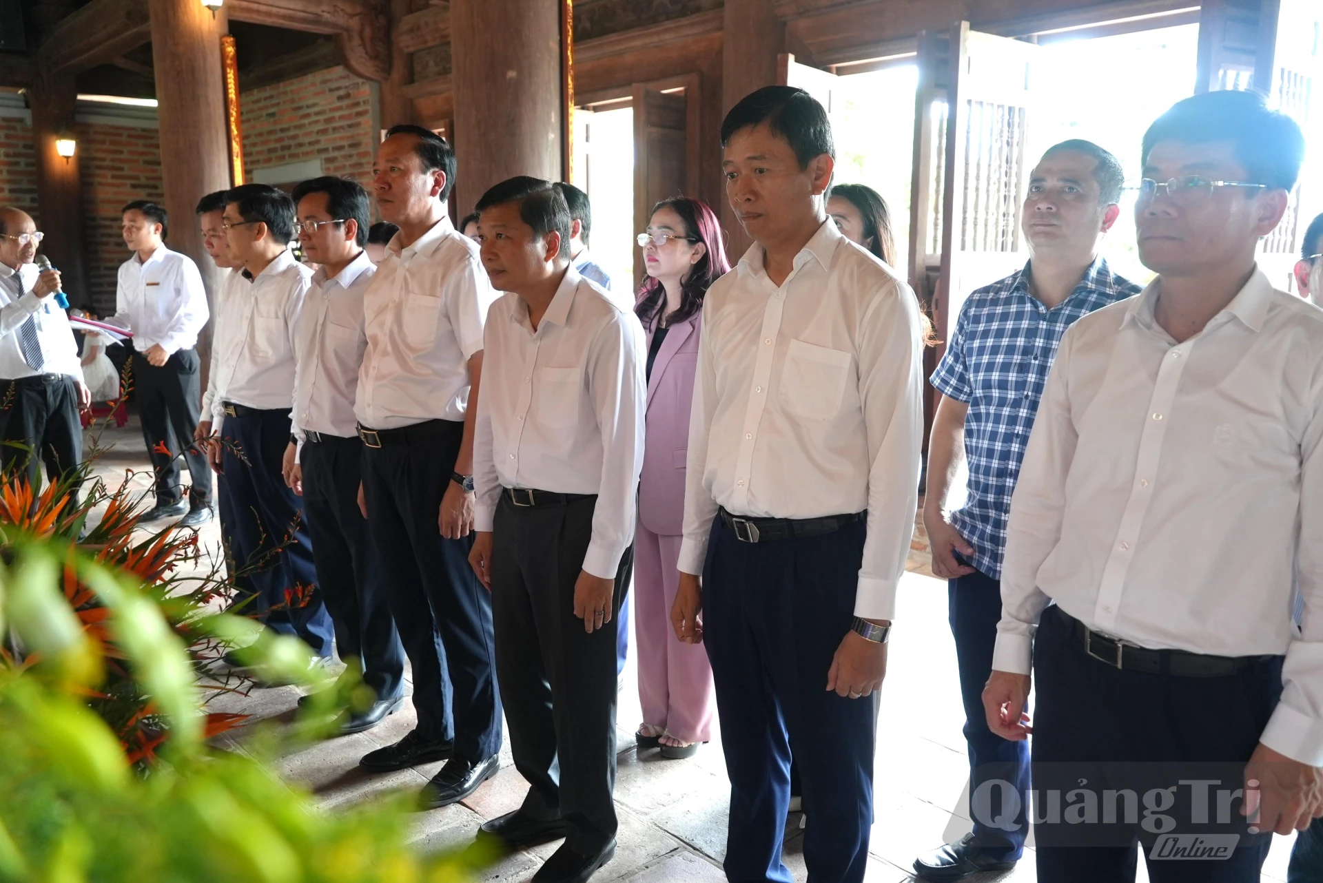 Đoàn đại biểu UBND tỉnh Quảng Trị dâng hương tại Đền Chung Sơn - Đền thờ gia tiên Chủ tịch Hồ Chí Minh - Ảnh: T.Đ