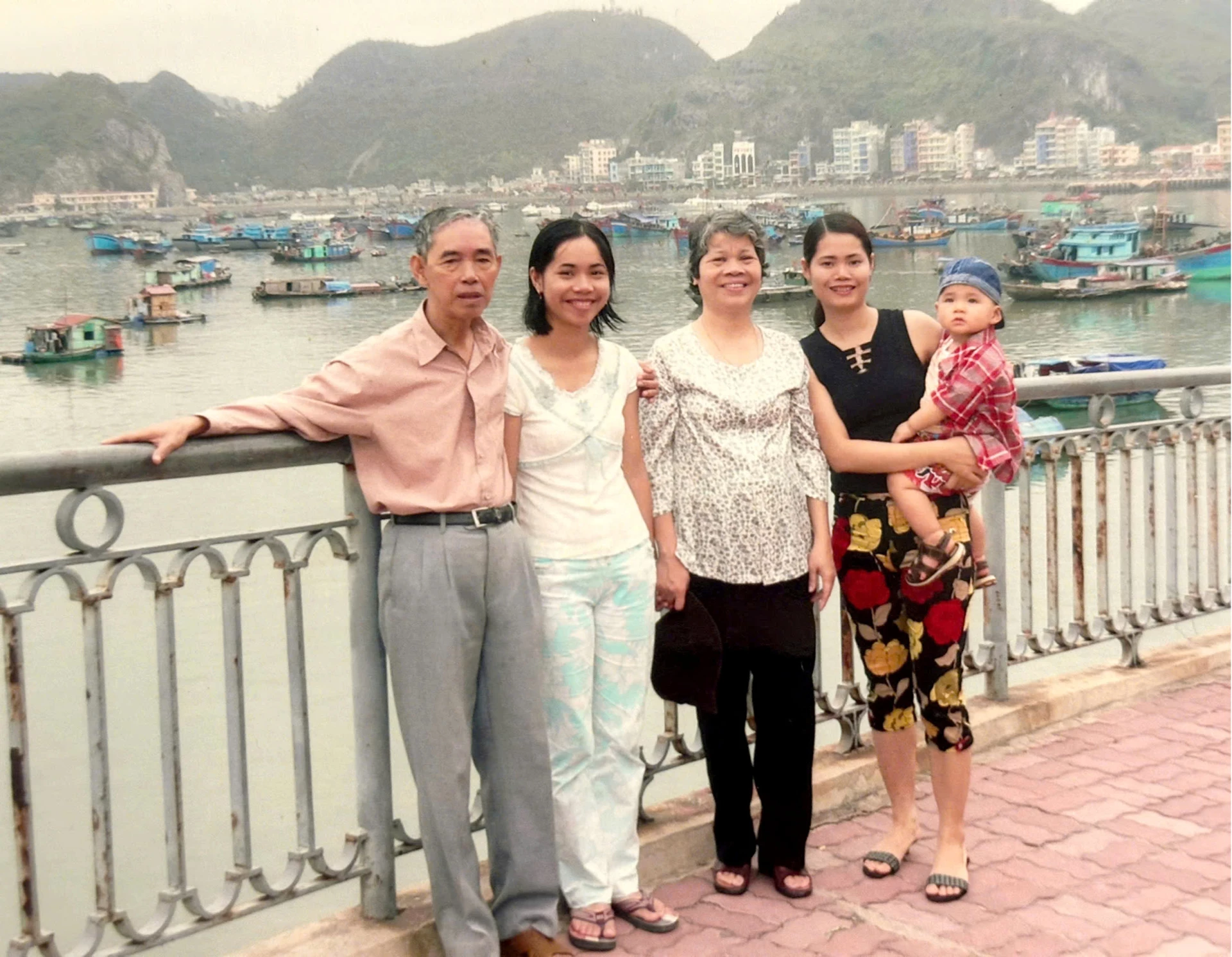 Nhà giáo Ưu tú Nguyễn Xuân Hòa chụp cùng vợ, hai con gái và cháu ngoại - Ảnh: P.P.P