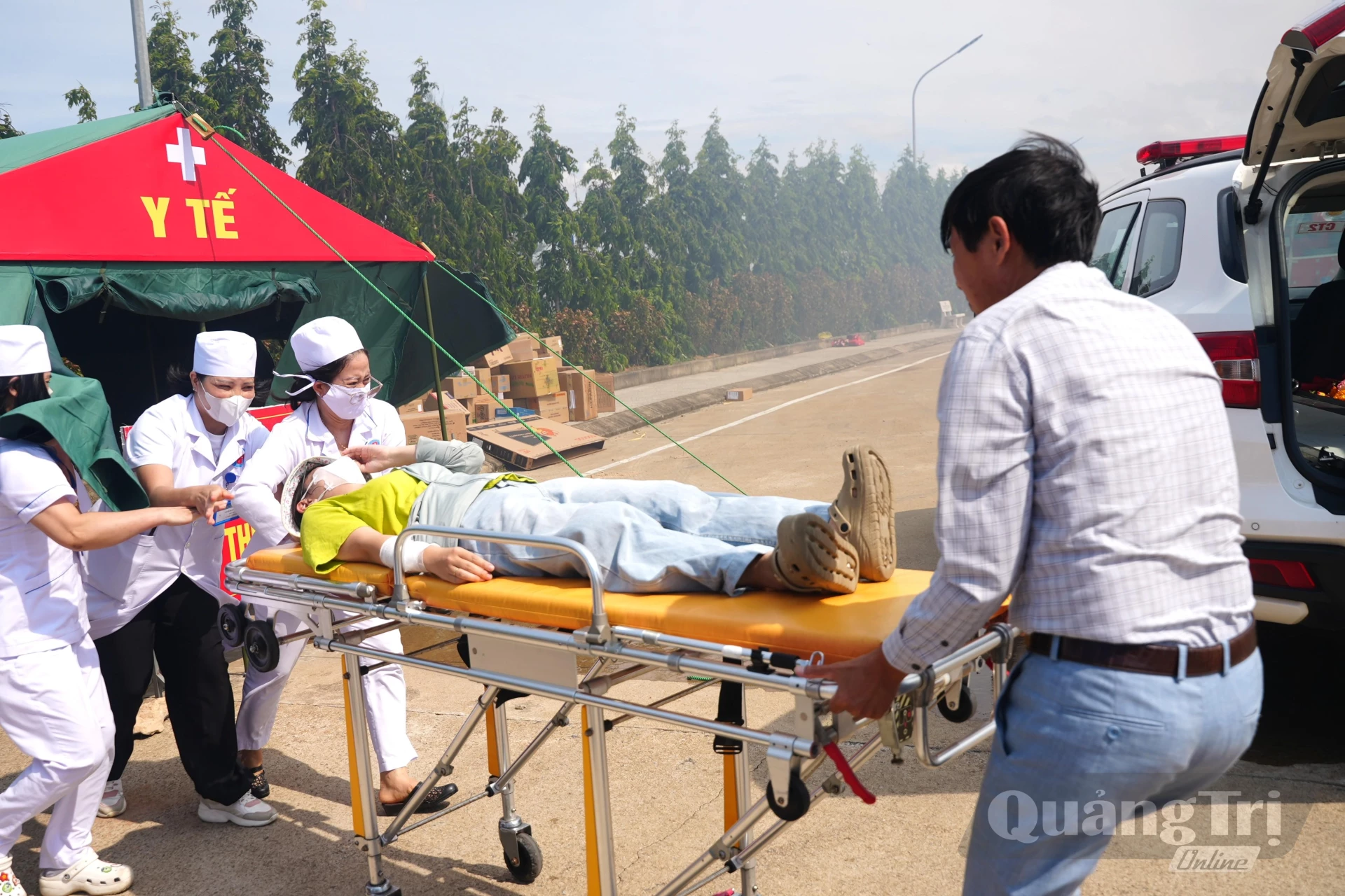Lực lượng Y tế tham gia sơ, cấp cứu người bị nạn - Ảnh: T.Đ