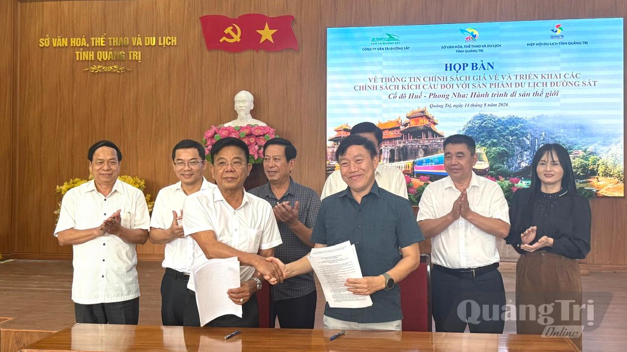Hiệp hội Du lịch tỉnh Quảng Trị và Chi nhánh Vận tải Đường sắt Đồng Hới đã ký kết hợp tác - Ảnh: NL