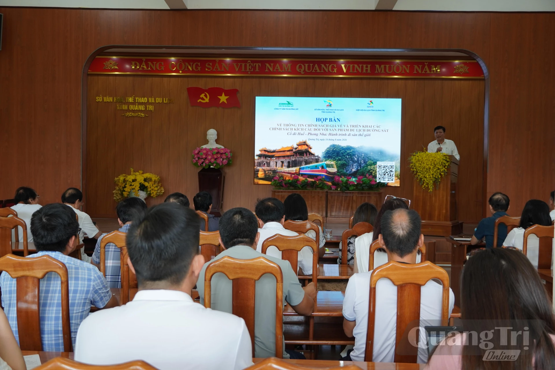 Quang cảnh buổi làm việc