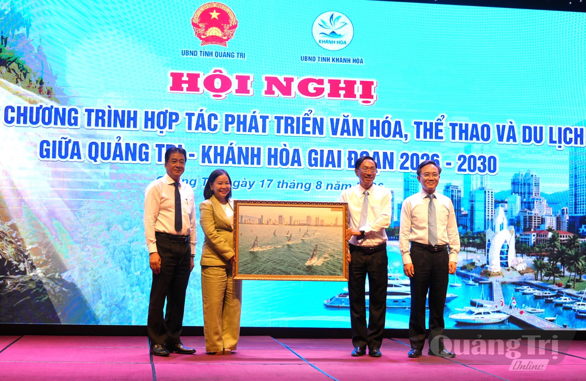 Sở Văn hóa, Thể thao và Du lịch tỉnh Khánh Hòa tặng quà cho Sở Văn hóa, Thể thao và Du lịch tỉnh Quảng Trị - Ảnh: T.Đ