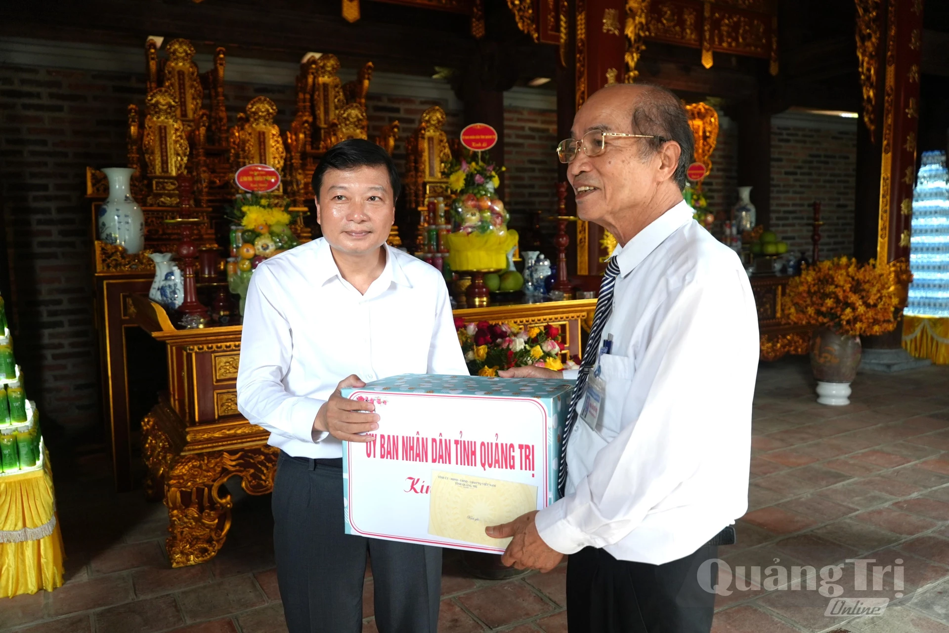 Đồng chí Lê Hồng Vinh, Chủ tịch UBND tỉnh tặng quà cho đại diện Ban Quản lý Đền Chung Sơn - Đền thờ gia tiên Chủ tịch Hồ Chí Minh - Ảnh: T.Đ