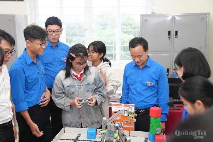 Ngày hội 'Bình dân học vụ số' tại xã Hướng Phùng