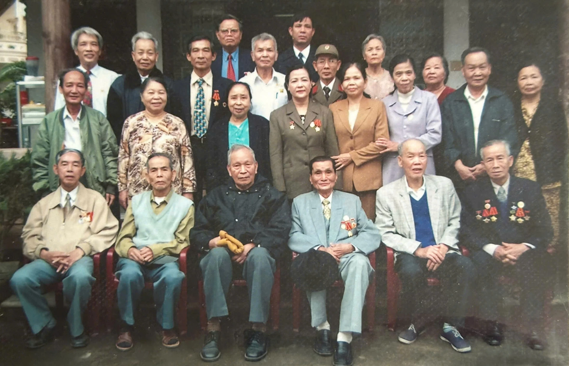 Nhà giáo Ưu tú Nguyễn Xuân Hòa (ngồi hàng đầu, ngoài cùng bên trái) chụp ảnh lưu niệm cùng các đồng nghiệp - Ảnh: P.P.P