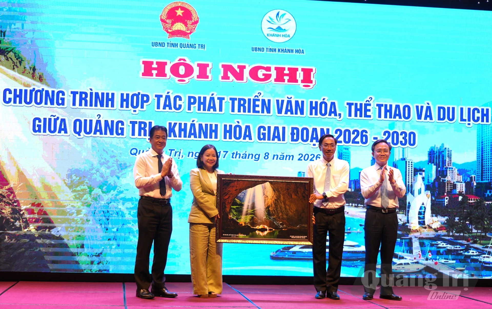 Sở Văn hóa, Thể thao và Du lịch tỉnh Quảng Trị tặng quà cho Sở Văn hóa, Thể thao và Du lịch tỉnh Khánh Hòa - Ảnh: T.Đ