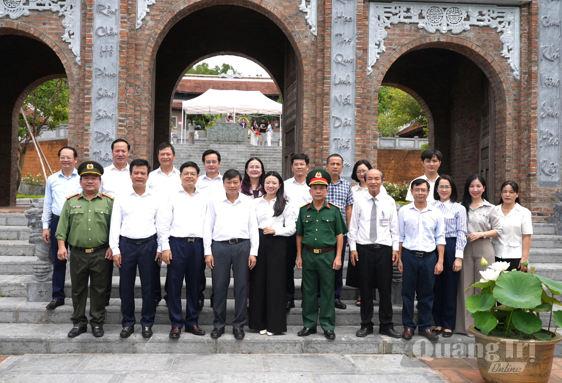 Đoàn đại biểu UBND tỉnh Quảng Trị chụp ảnh lưu niệm tại Đền Chung Sơn - Đền thờ gia tiên Chủ tịch Hồ Chí Minh - Ảnh: T.Đ