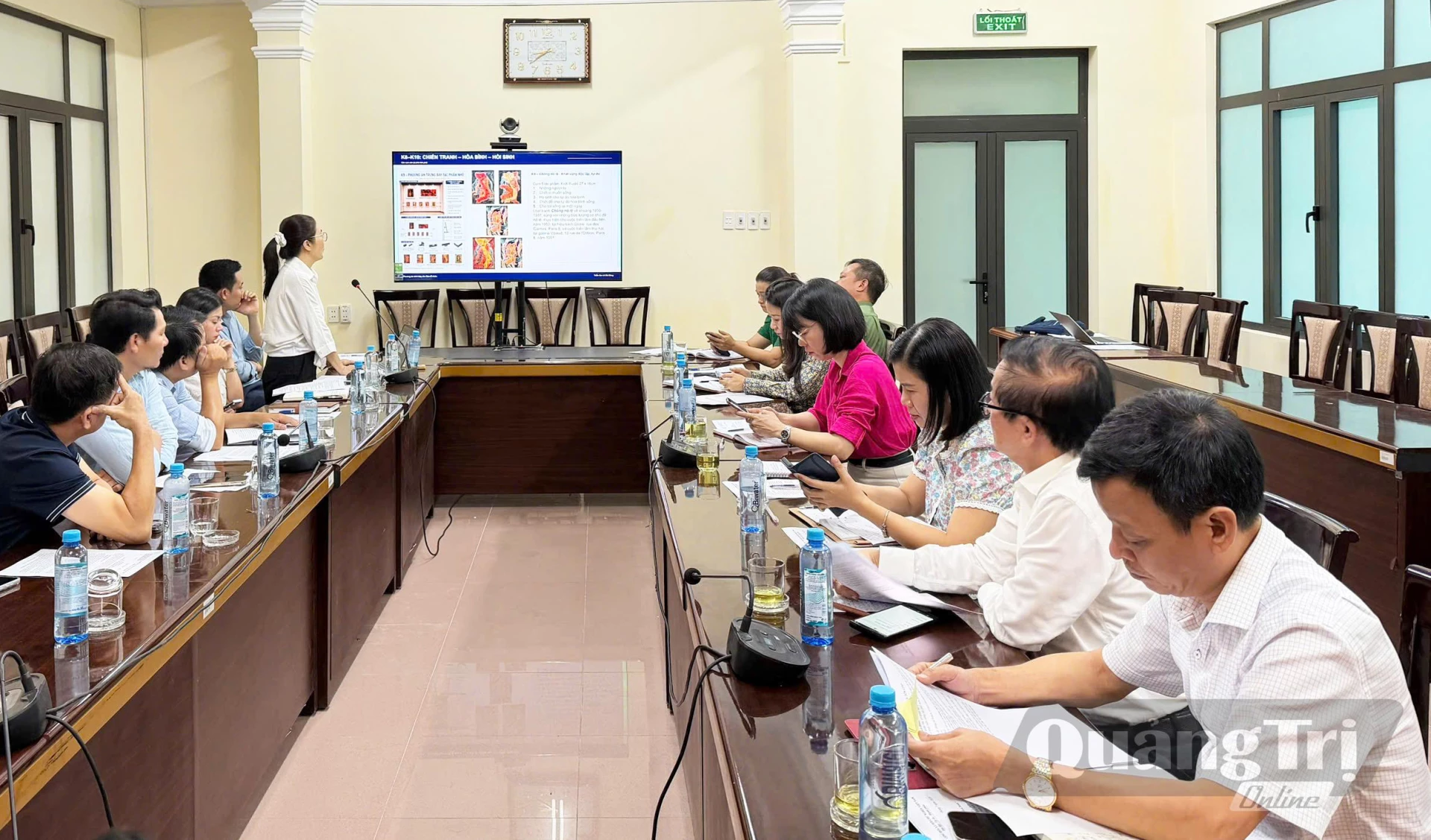 Đại diện gia đình hoạ sĩ Lê Bá Đảng đóng góp ý kiến tại cuộc họp - Ảnh: Nh.V